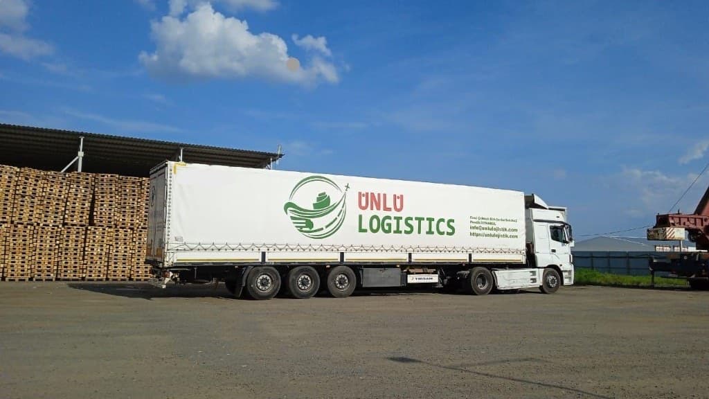 ÜNLÜ LOGISTICS logolu gerçek tırımız