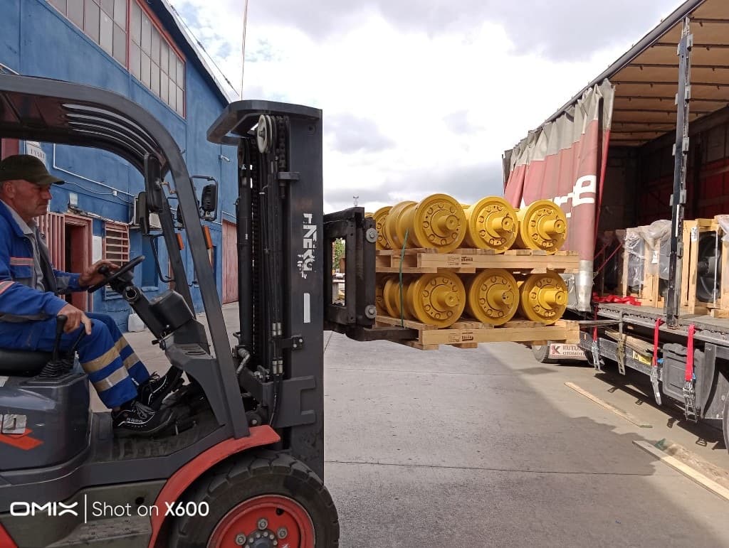 Ağır sanayi rulolarının forklift ile tır yüklemesi