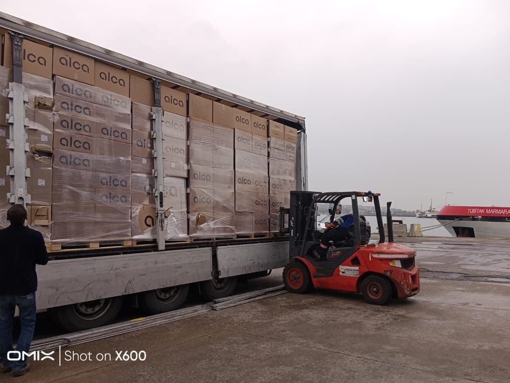 Limanda forklift ile tır yükleme operasyonu