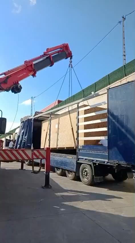 Vinç ile sandık yükleme — proje kargo